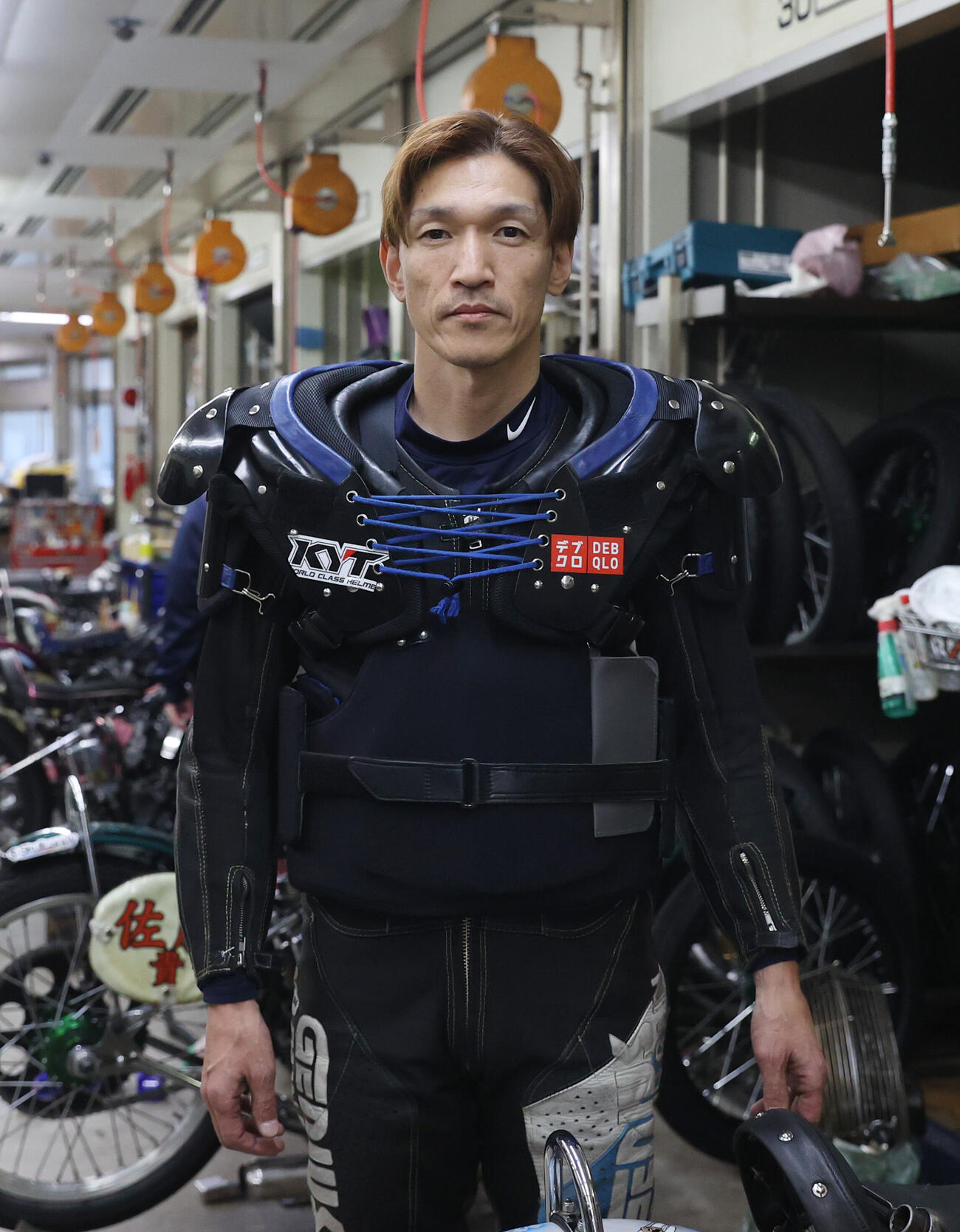 前検で撮影に応じる松本康（撮影・柴田隆二）