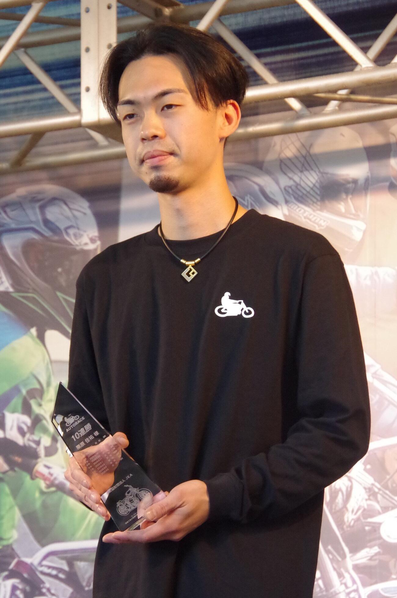 9月5日に自身初の10連勝を達成した栗原佳祐に記念トロフィーが贈呈された