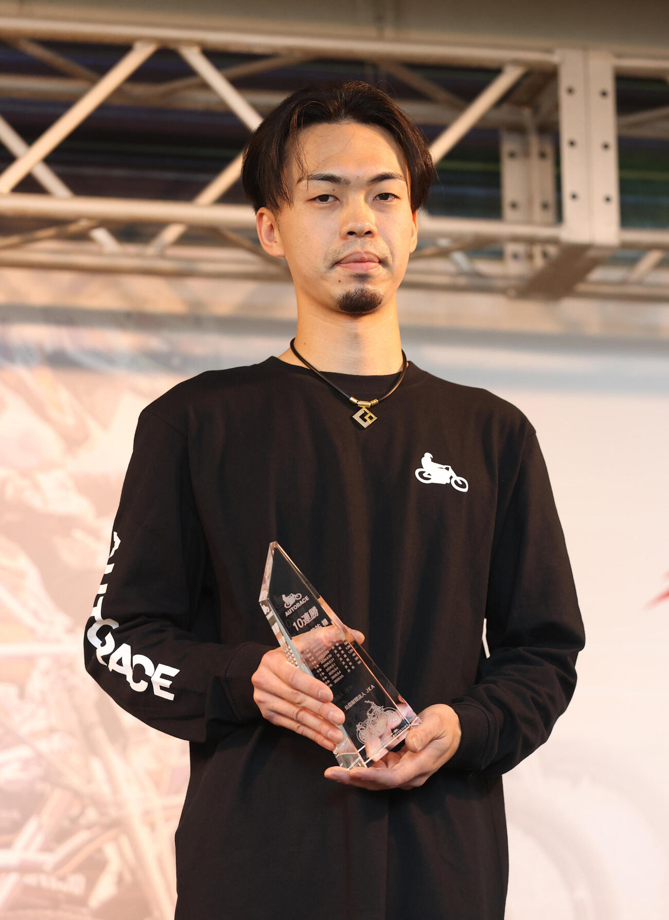 10連勝賞のトロフィーを持つ栗原佳祐（撮影・柴田隆二）