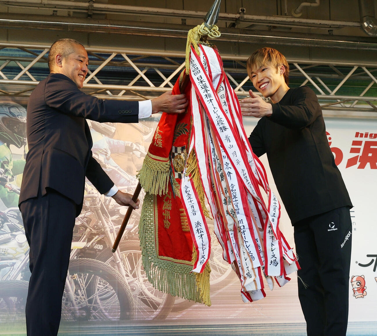 日本選手権の優勝旗を柴田紘志選手会長に返還する佐藤励（右）（撮影・柴田隆二）