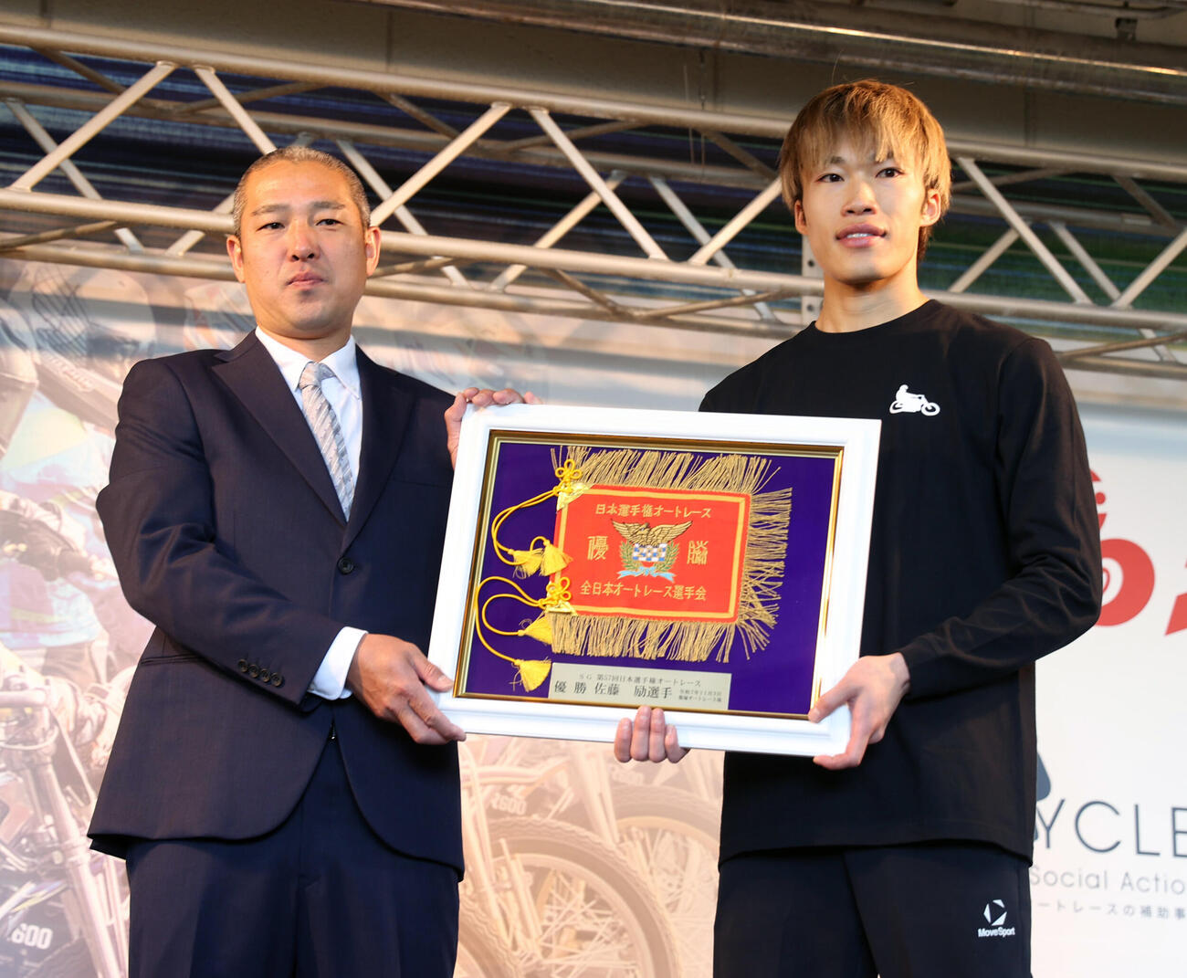 日本選手権の優勝旗を返還した佐藤励（右）は柴田紘志選手会長とレプリカ持つ（撮影・柴田隆二）