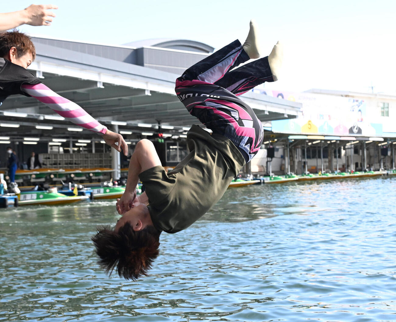 水神祭で投げ込まれる黒野元基（撮影・石井愛子）