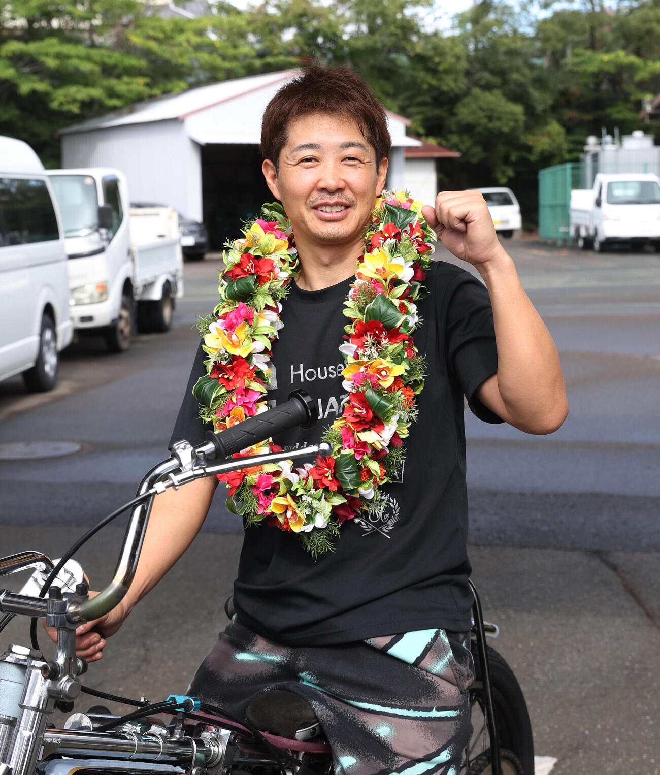 1000勝を達成した金子大輔はガッツポーズする（撮影・柴田隆二）