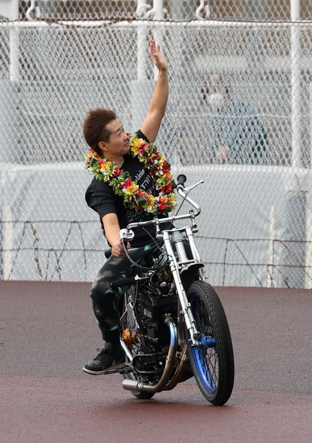 1000勝を達成した金子大輔はウイニングランする（撮影・柴田隆二）