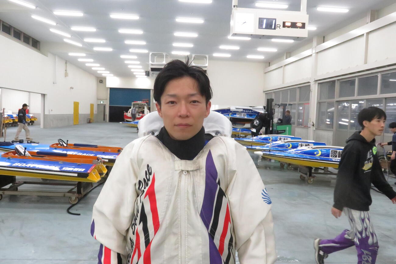 大須賀友が地元初優勝へ、こん身のハンドルを入れる