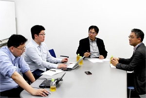 テレボートについて議論するレース部員。左から木村記者、古村記者、岡山デスク、窪寺記者