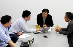 岡山デスク（右から２番目）に熱弁するレース部員