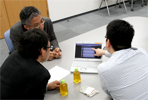 ＰＣを見せて説明する古村記者（右）