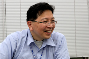 笑顔をみせる木村記者