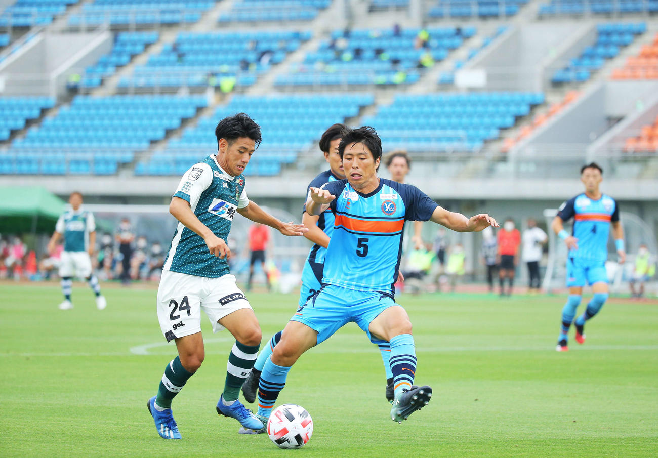 6月27日に行われたJ3相模原対YS横浜。ボールを競り合う相模原MF松田（左）とYS横浜MF池ケ谷（撮影・河田真司）