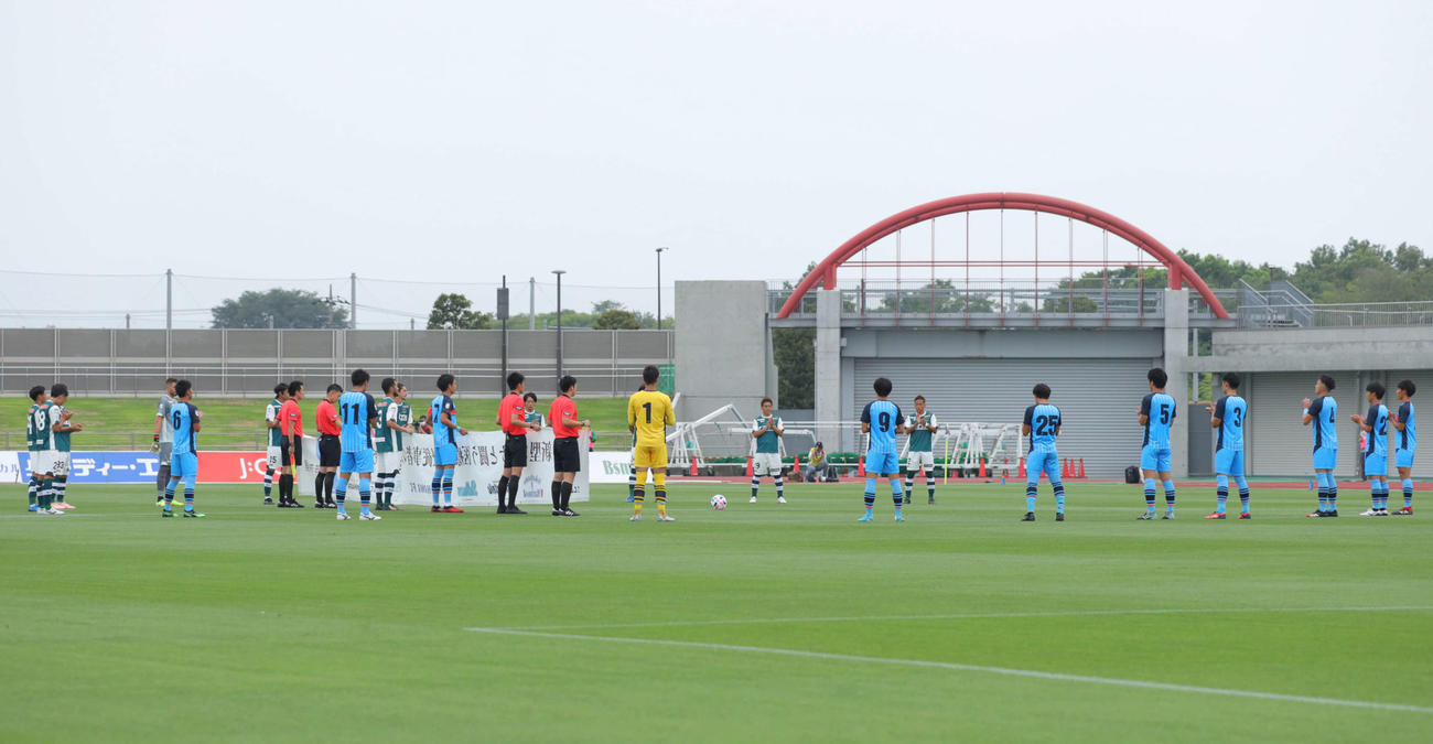 相模原対YS横浜　新型コロナウイルスに関わる医療従事者に向け感謝の輪を組む両チーム（撮影・河田真司）
