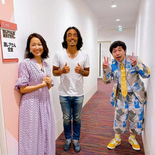 番組で共演した女優の羽田美智子（左）、お笑いコンビ霜降り明星のせいや（右）と写真におさまるYS横浜のFW安彦
