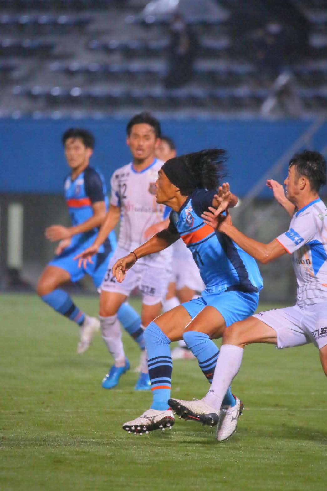 0円Jリーガーとして奮闘するYS横浜のFW安彦（右から2人目）