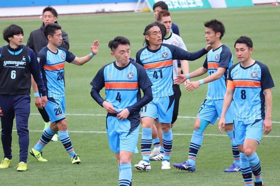 0円Jリーガーとして奮闘するYS横浜のFW安彦（左から5人目）