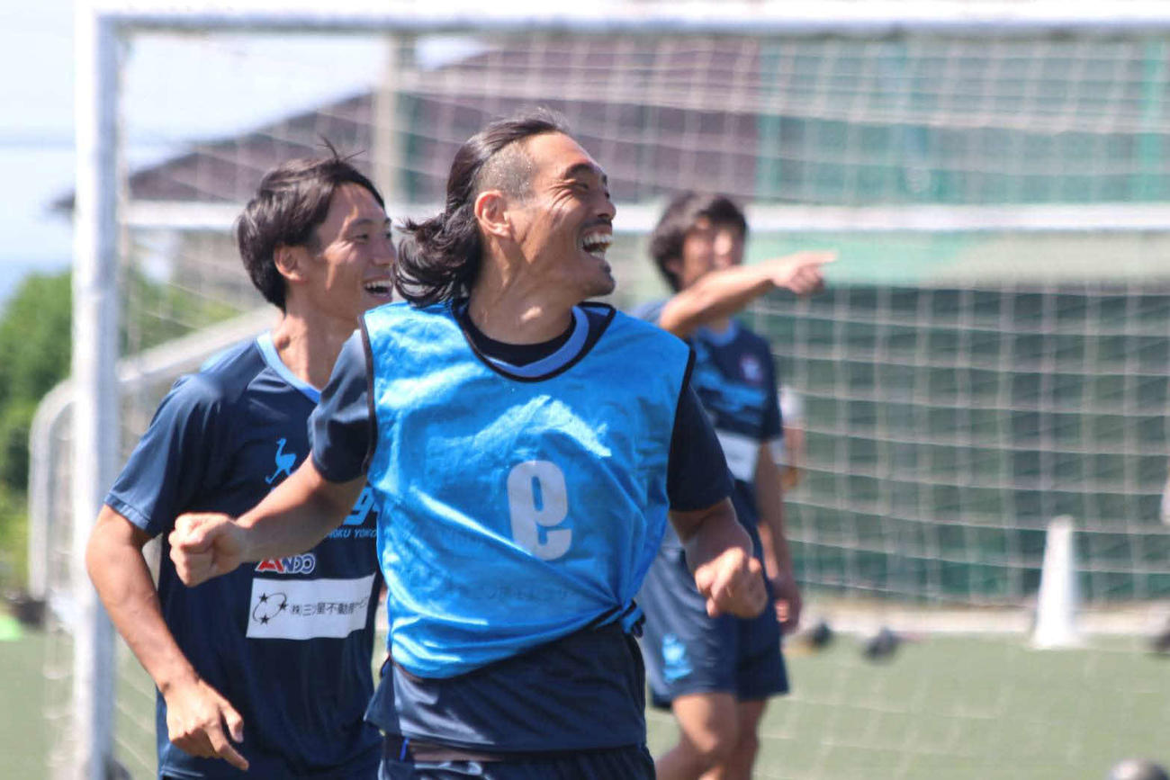 0円Jリーガーとして奮闘するYS横浜のFW安彦（左から2人目）