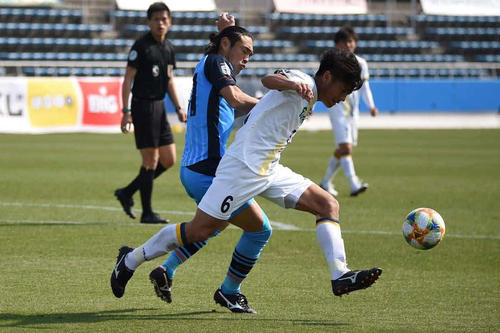 0円Jリーガーとして奮闘するYS横浜のFW安彦(左)