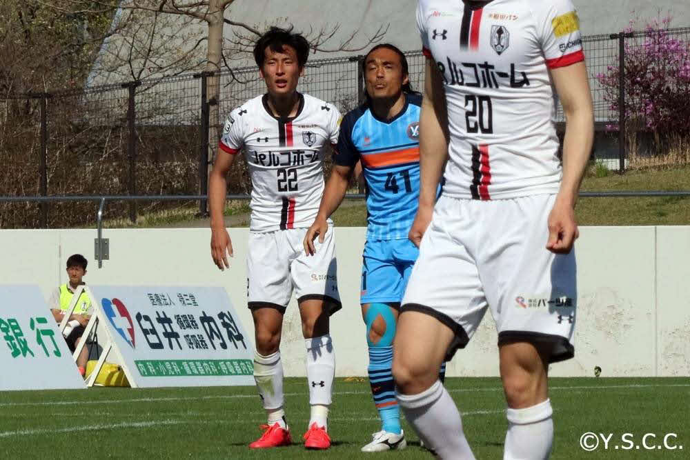 0円Jリーガーとして奮闘するYS横浜のFW安彦（中央）