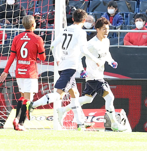 浦和戦後半、同点ゴールを決め喜ぶ東京DF森重（右）（2021年2月27日撮影）
