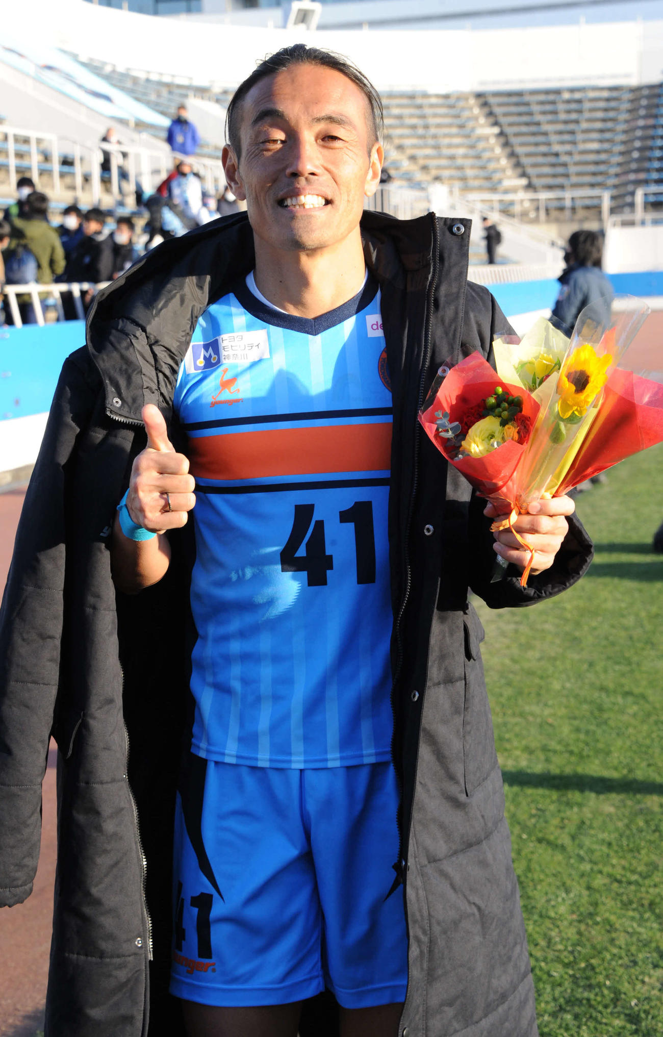 20年J3最終戦でサポーターから花束を受け取ったYS横浜時代の安彦