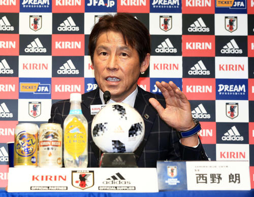 サッカー日本代表監督就任会見に臨む西野新監督（撮影・江口和貴）