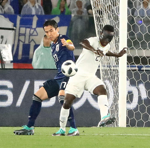 日本対ガーナ 前半、相手選手と競り合う長谷部(左)(撮影・江口和貴)