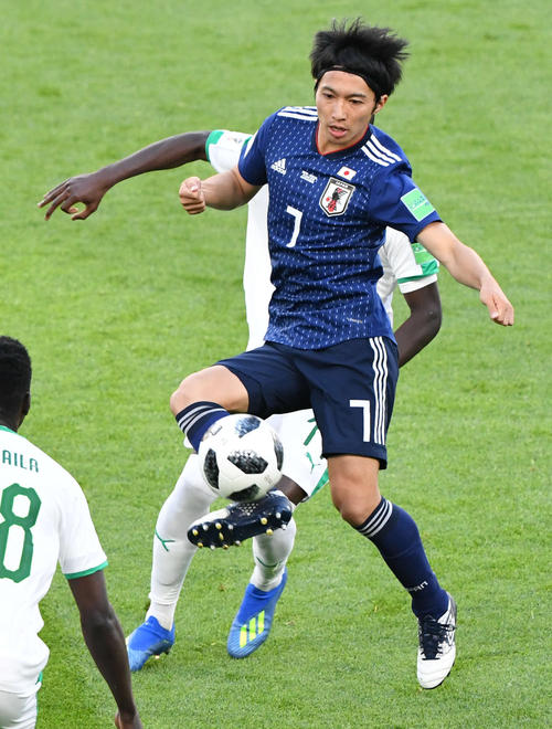 日本対セネガル 前半、パスを出す柴崎(撮影・山崎安昭)