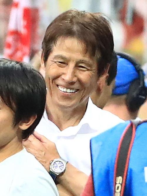 決勝トーナメント進出が決まり、笑顔を見せる西野監督（撮影・江口和貴）