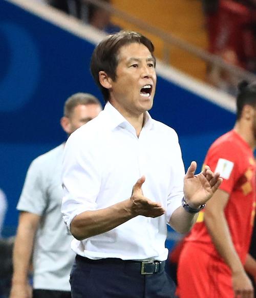 日本対ベルギー 後半、選手を鼓舞する西野監督(撮影・江口和貴)