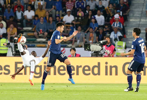 前半、先制ゴールを決めるカタールのアリ（左）（撮影・河野匠）