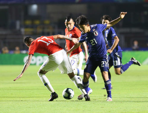 日本対チリ　前半、プルガル（左）にボールを奪われる久保（撮影・河野匠）