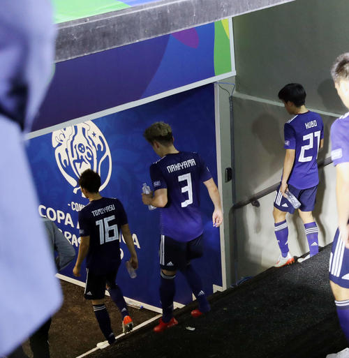 日本対チリ　チリに敗れ、がっくりと引き揚げる、左から冨安、中山、久保（撮影・河野匠）