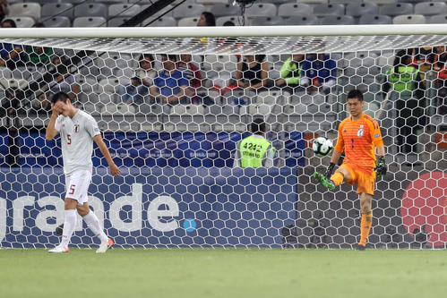 日本対エクアドル　前半、メナに同点ゴールを許し、ボールを蹴り返すGK川島。左は顔を手で覆い悔しがる植田（撮影・PIKO）