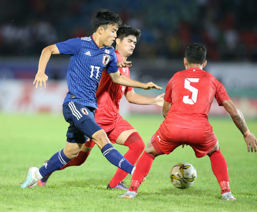 日本対ミャンマー 後半、ドリブルで相手選手の間に切れ込む久保(左)(撮影・河野匠)