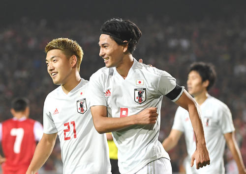 日本対タジキスタン　後半、2点目のゴールを決め笑顔を見せる南野。左は堂安（撮影・横山健太）