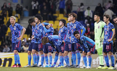 日本対韓国　敗れて優勝を逃し、肩を落とす日本イレブン（撮影・加藤諒）