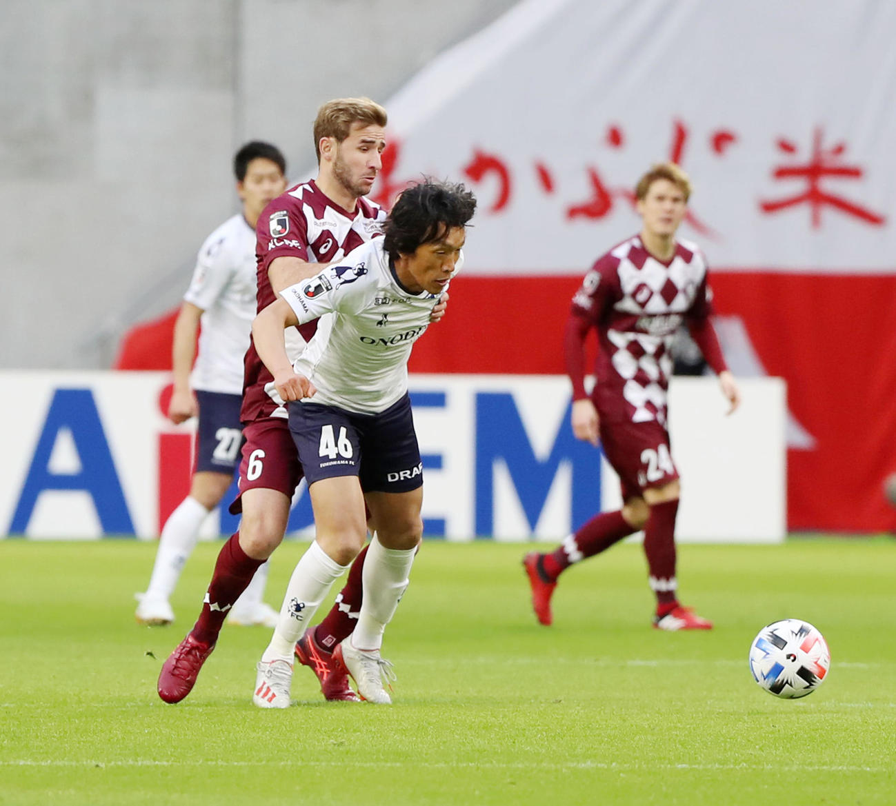 2月、神戸戦で横浜FCのMF中村はMFサンペールに体を張ってブロックする