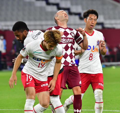 4日、神戸MFイニエスタ（中央）のシュートを阻む広島の選手たち