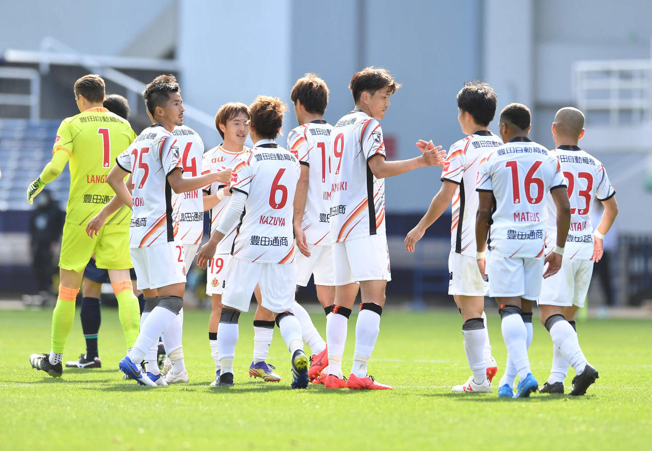 福岡対名古屋　開幕戦で福岡に勝利し、タッチを交わす名古屋イレブン（撮影・岩下翔太）