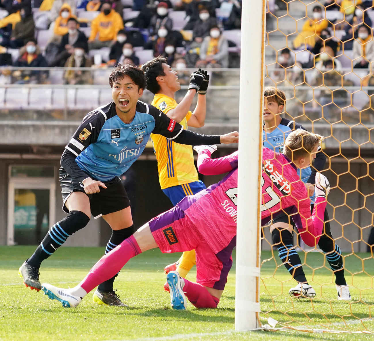 仙台対川崎F　前半、先制ゴールを決め喜ぶ川崎F・FW小林（左）（撮影・江口和貴）