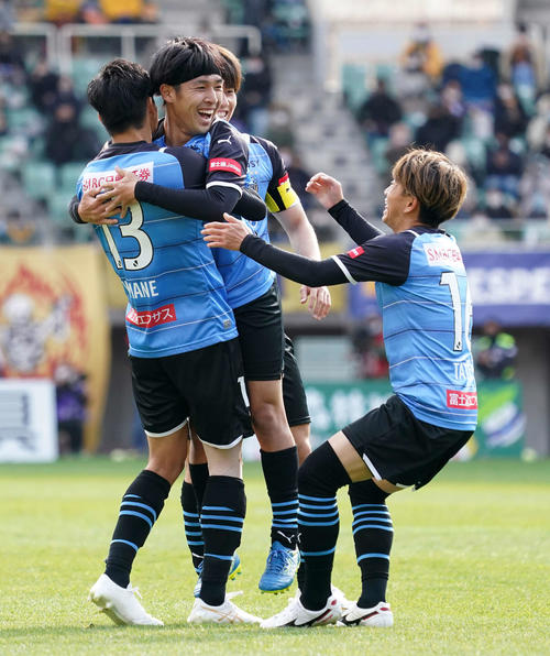 仙台対川崎F　前半、ゴールを決め喜ぶ川崎F・FW遠野（左から2人目）（撮影・江口和貴）