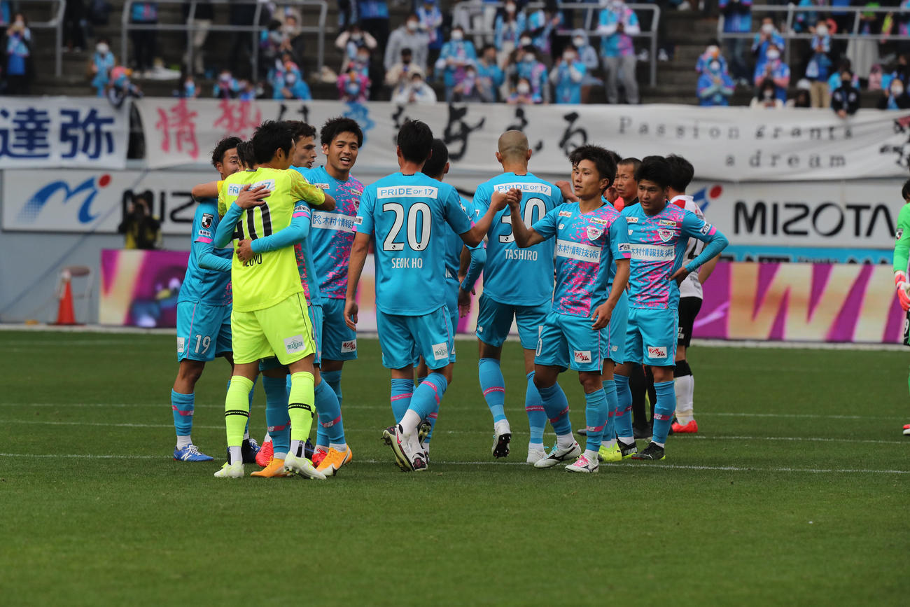 6日浦和戦、勝利を分かち合うサガン鳥栖の選手たち