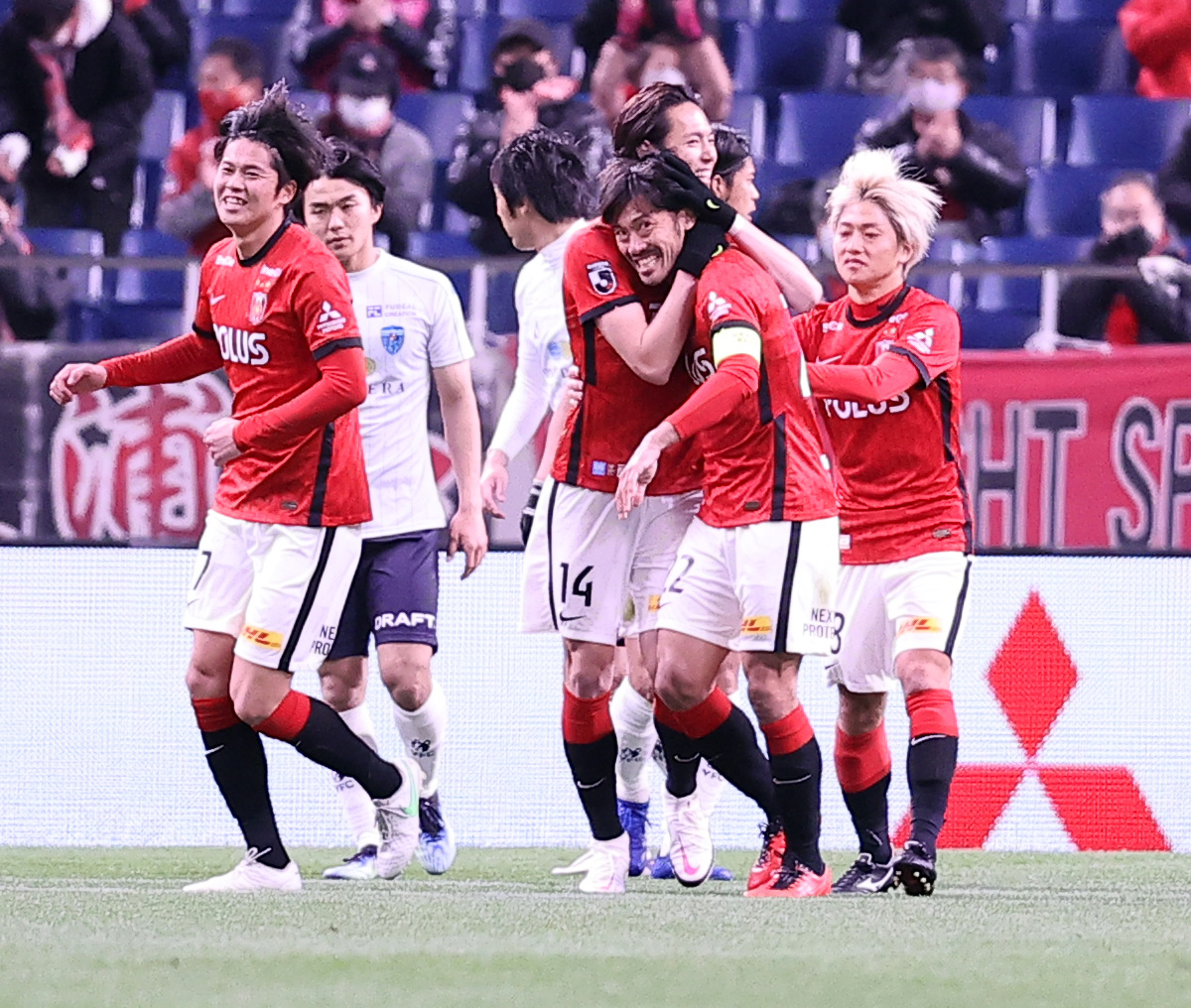 浦和対横浜FC　前半、PKを決めた浦和MF阿部（右から2人目）は杉本（同3人目）から抱擁で祝福される（撮影・浅見桂子）