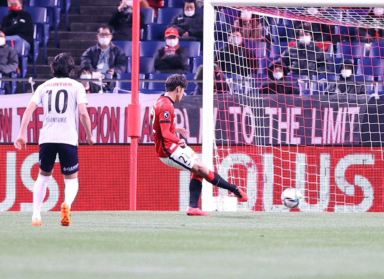 浦和対横浜FC　前半、PKを決める浦和MF阿部。手前は横浜FC・MF中村（撮影・浅見桂子）