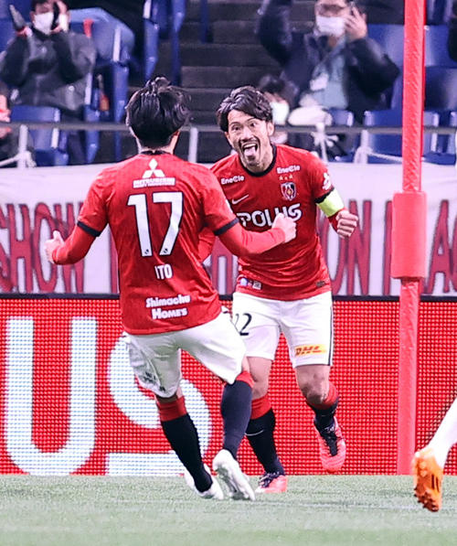 浦和対横浜FC　前半、PKを決めて喜ぶ浦和MF阿部（右）（撮影・浅見桂子）