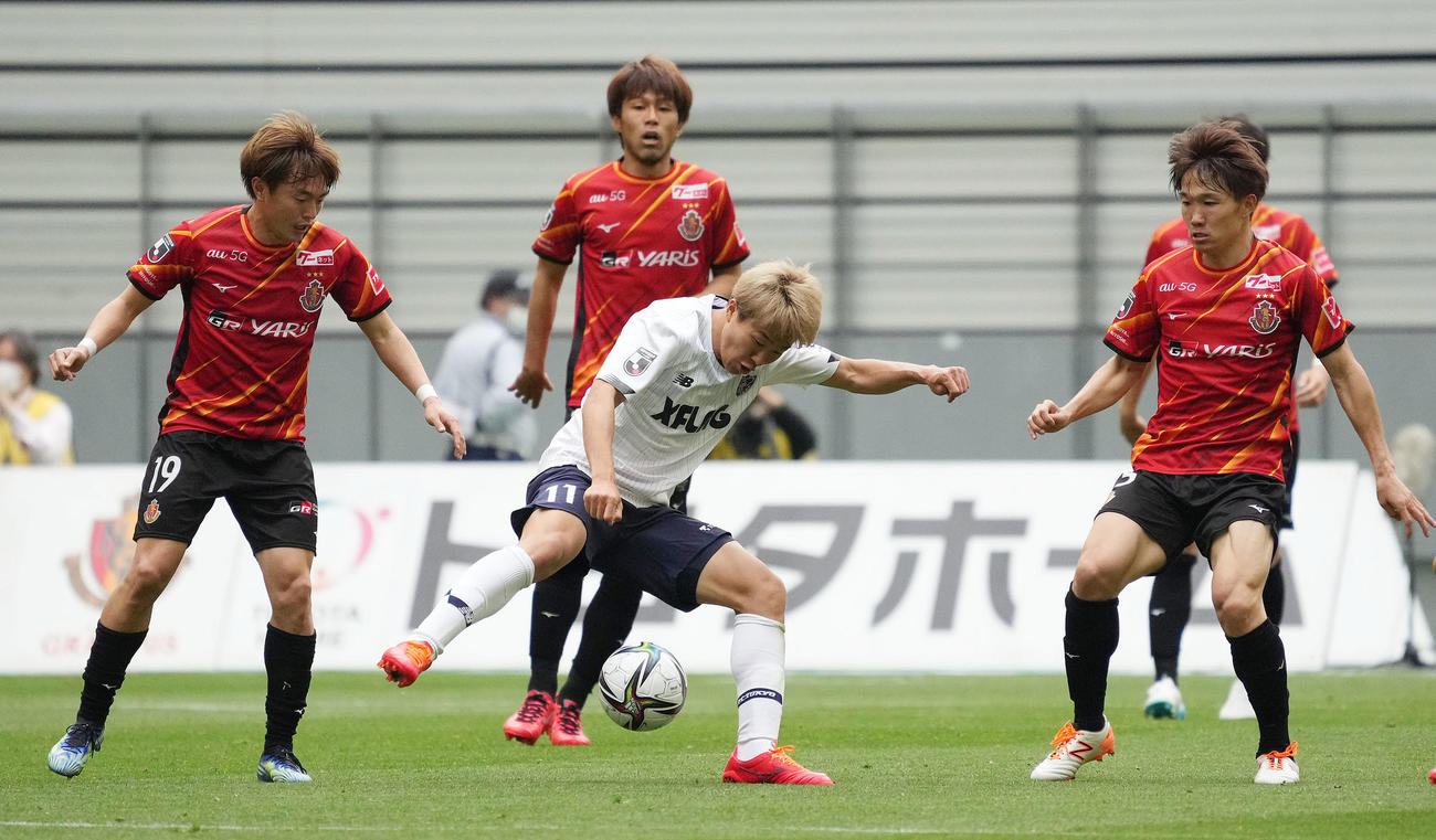 名古屋対FC東京　後半、相手3人に囲まれながらボールをキープする永井謙佑（中央）（撮影・森本幸一）
