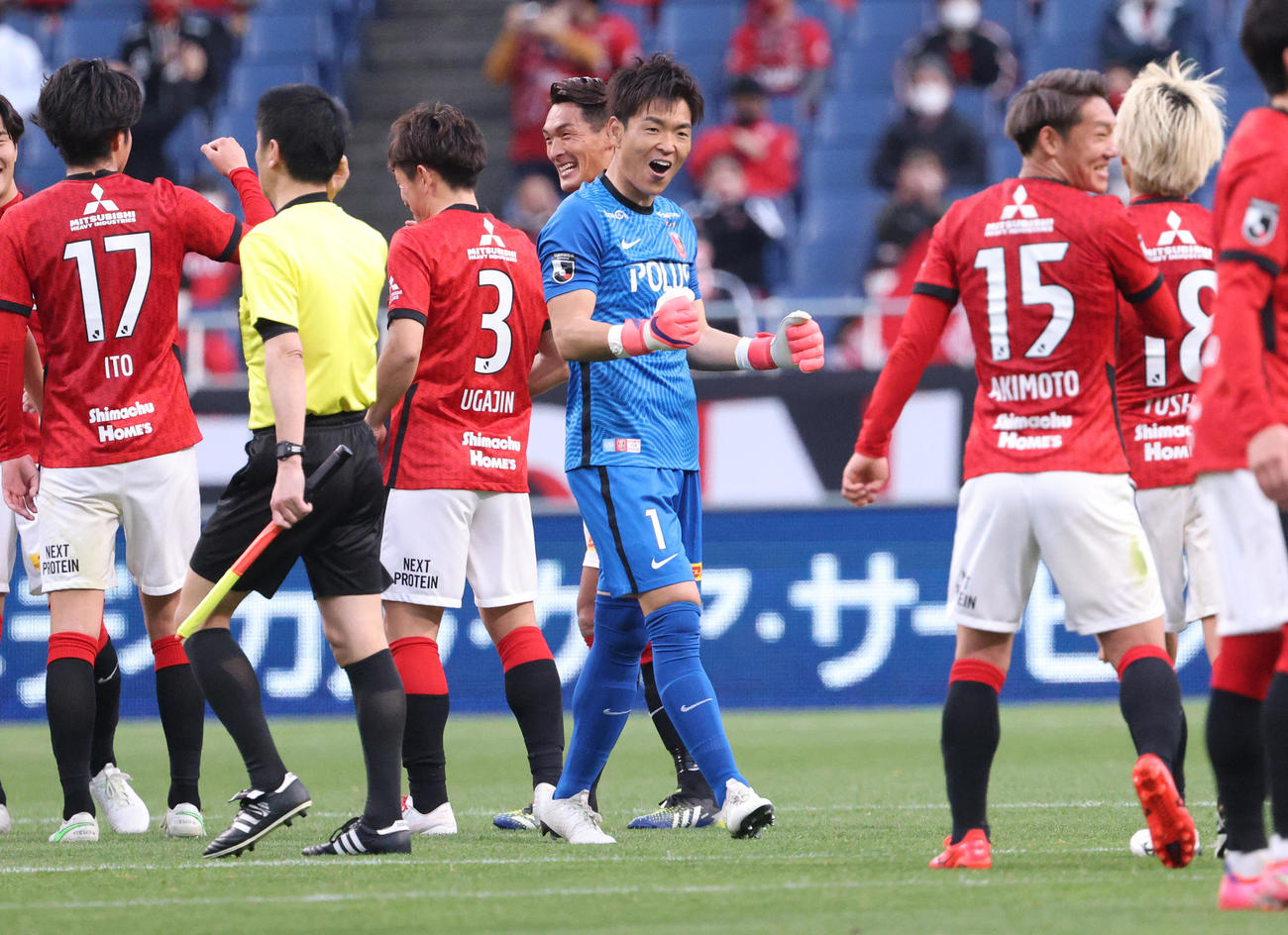 浦和対徳島　試合終了でガッツポーズする浦和GK西川（中央）と勝利を喜ぶイレブン（撮影・中島郁夫）