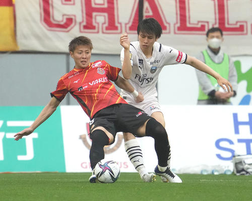 川崎F田中（右）と競り合う名古屋柿谷（2021年4月29日撮影）