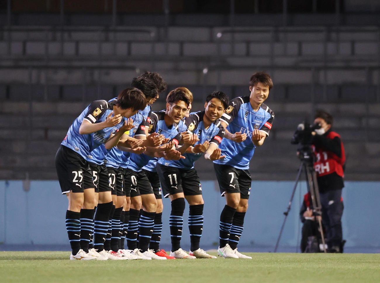 川崎F対仙台　前半、川崎F小林悠（右から2人目）がヘディングで先制のゴールを決めゆりかごポーズを決める知念（中央）らイレブン（撮影・垰建太）