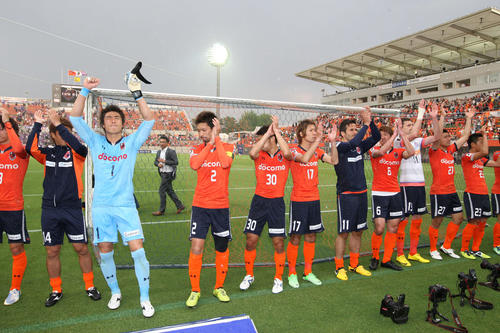 大宮対広島　サポーターの声援に応える大宮の選手たち（2013年5月6日撮影）