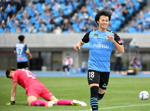 川崎F対横浜FC　後半、ゴールを決め笑顔を見せる川崎F三笘（撮影・横山健太）